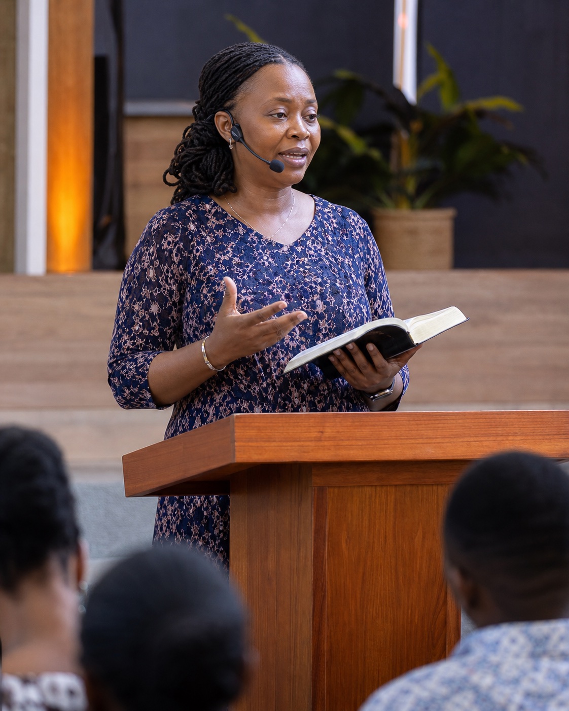 Prédicatrice enseignant avec une Bible ouverte